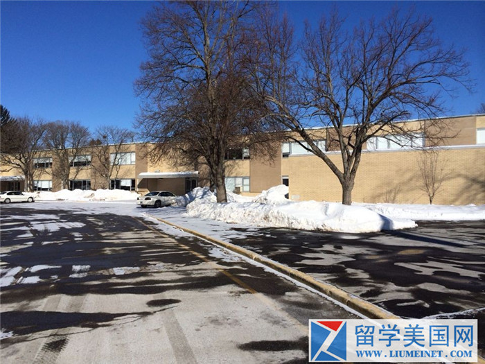 Immaculate High School in Danbury 伊麥克萊特高中