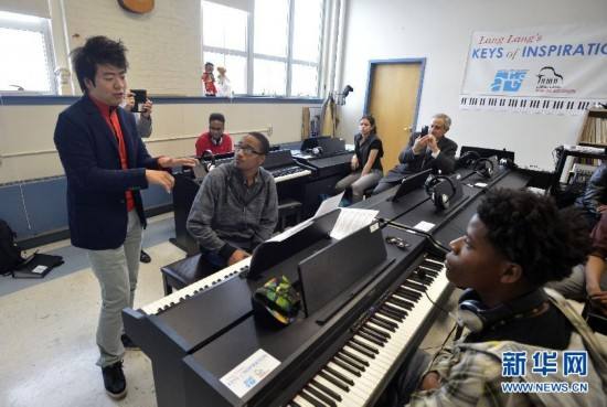 郎朗現(xiàn)場(chǎng)授課（圖片來自新華網(wǎng)）